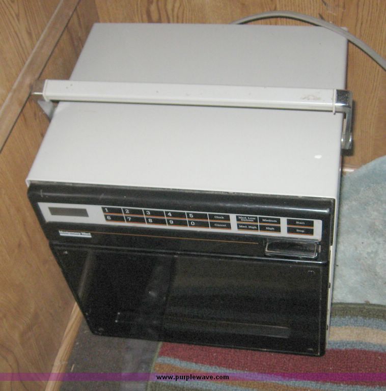 image for item 3880 1997 D&D three horse slant with living quaters