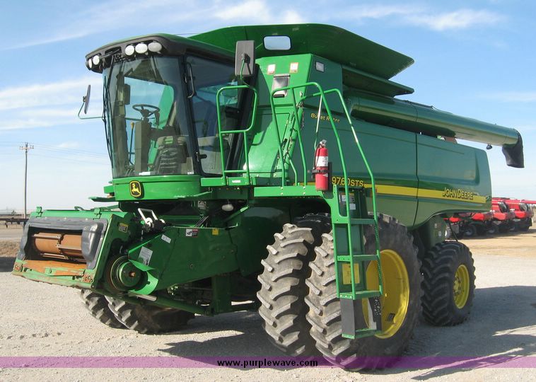 image for item 3901 2007 John Deere 9760STS combine
