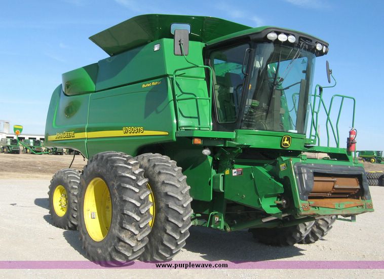 image for item 3901 2007 John Deere 9760STS combine