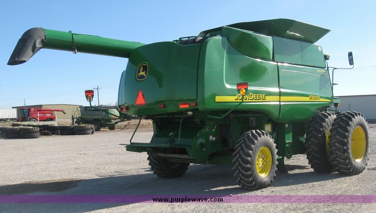 image for item 3901 2007 John Deere 9760STS combine