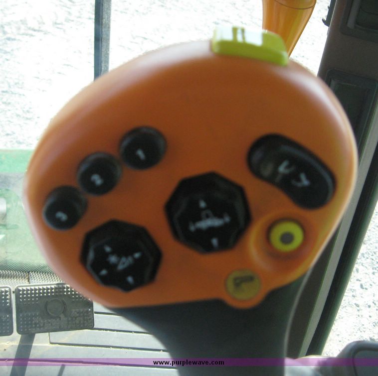 image for item 3901 2007 John Deere 9760STS combine