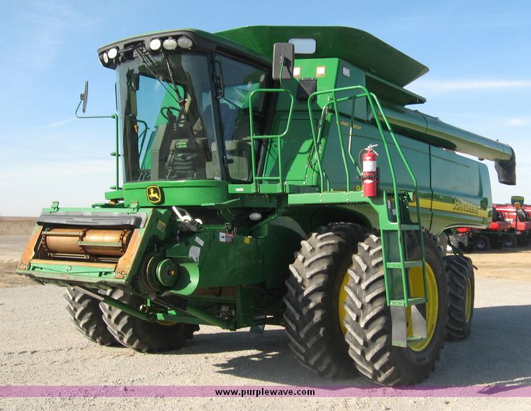 image for item 3902 2007 John Deere 9660STS combine