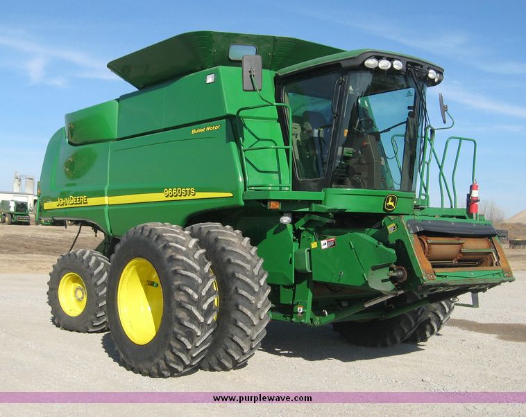 image for item 3902 2007 John Deere 9660STS combine