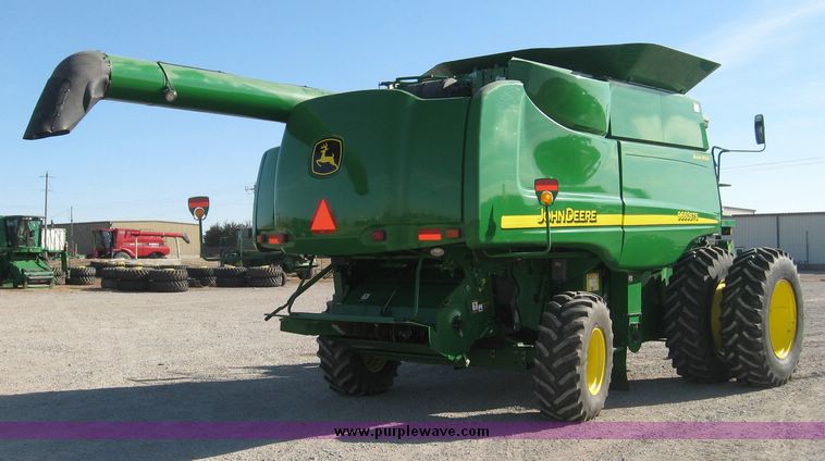 image for item 3902 2007 John Deere 9660STS combine