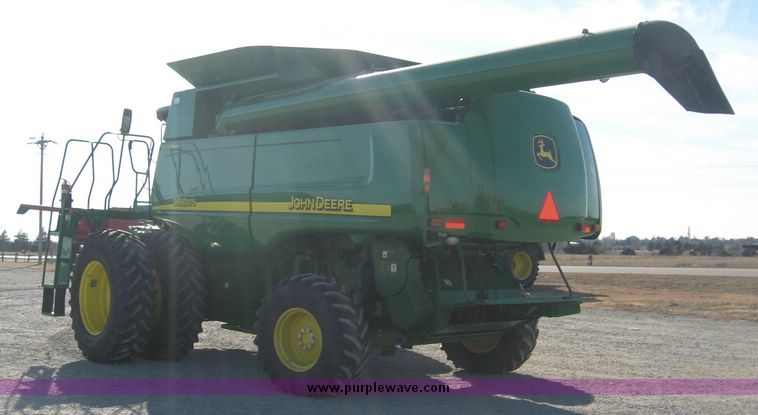 image for item 3902 2007 John Deere 9660STS combine