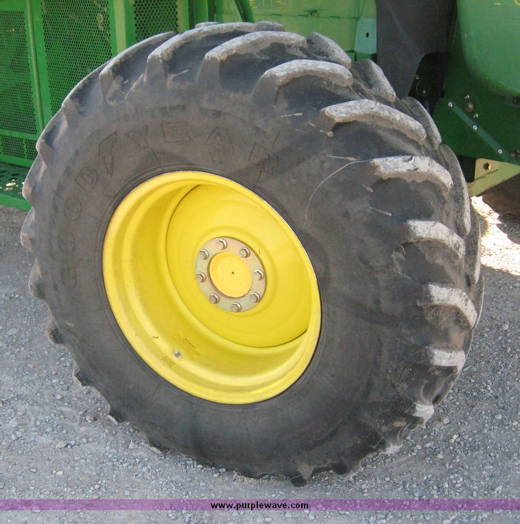 image for item 3902 2007 John Deere 9660STS combine