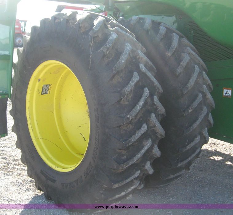 image for item 3902 2007 John Deere 9660STS combine