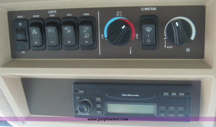 image for item 3902 2007 John Deere 9660STS combine