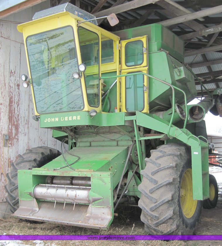 image for item 4470 1969 John Deere 105 combine