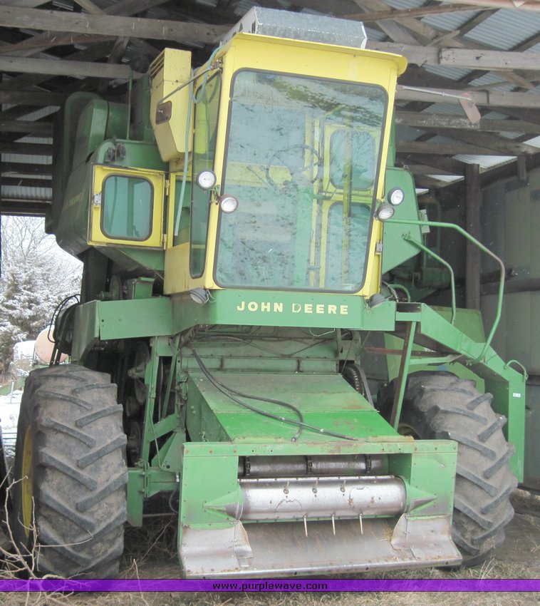 image for item 4470 1969 John Deere 105 combine