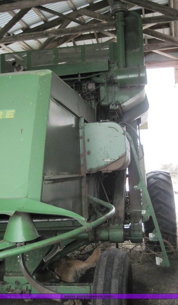 image for item 4470 1969 John Deere 105 combine
