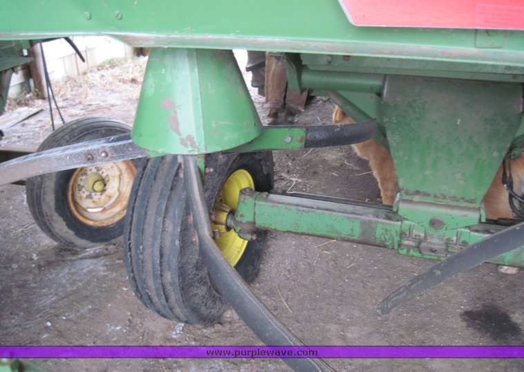 image for item 4470 1969 John Deere 105 combine