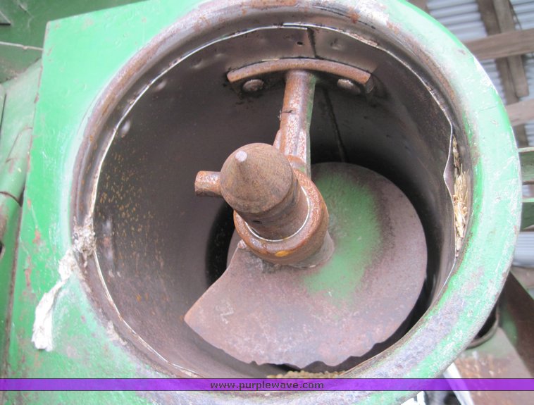 image for item 4470 1969 John Deere 105 combine