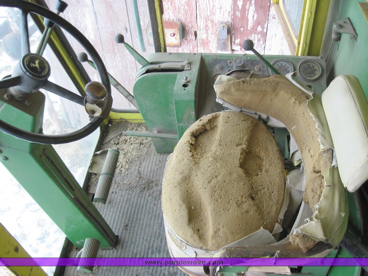 image for item 4470 1969 John Deere 105 combine