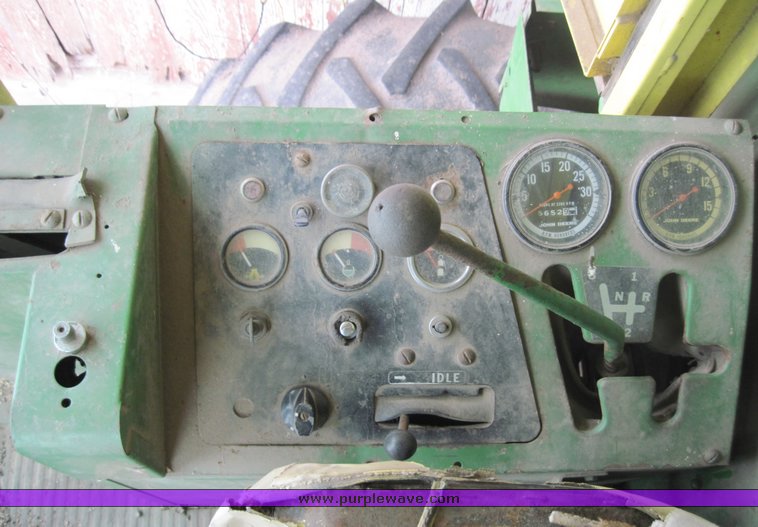image for item 4470 1969 John Deere 105 combine