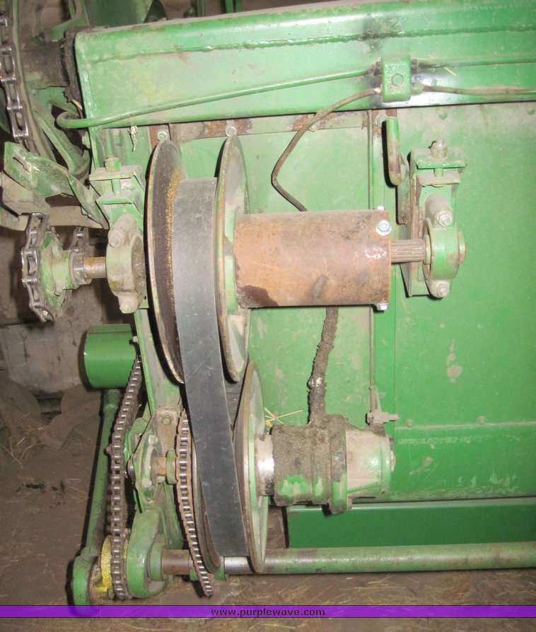 image for item 4470 1969 John Deere 105 combine