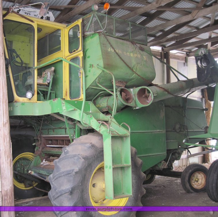 image for item 4471 1969 John Deere 105 combine