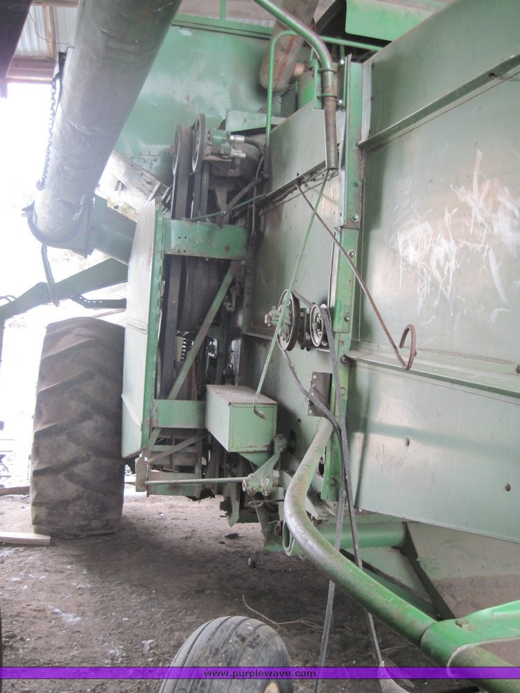 image for item 4471 1969 John Deere 105 combine