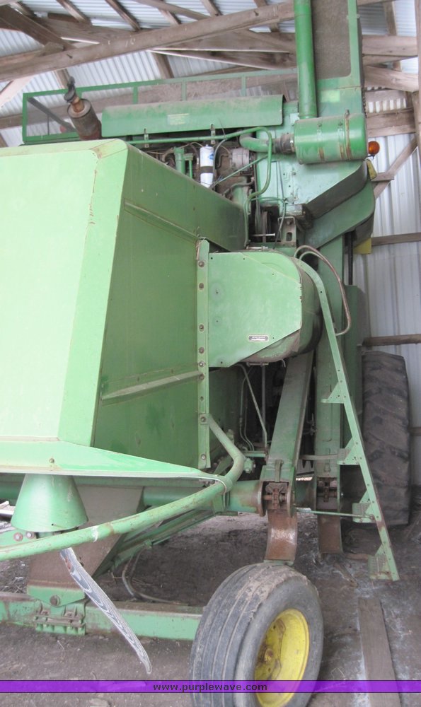 image for item 4471 1969 John Deere 105 combine