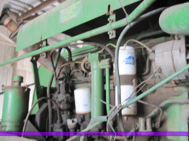 image for item 4471 1969 John Deere 105 combine