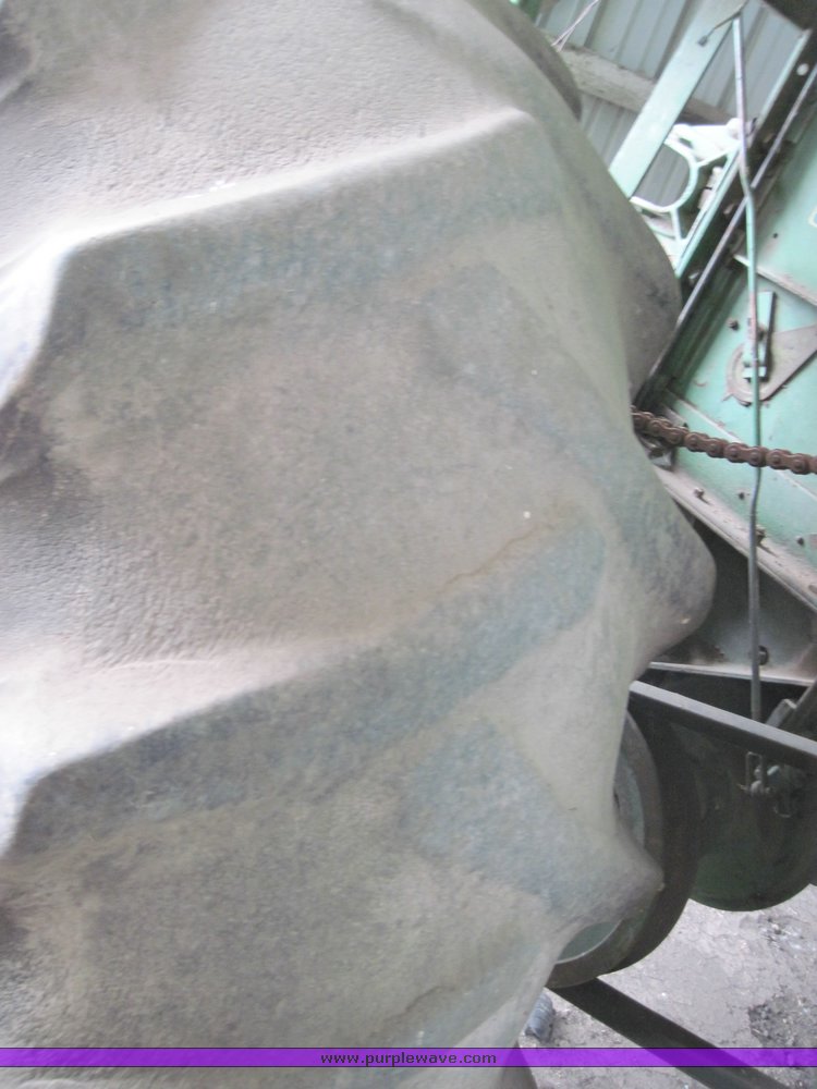 image for item 4471 1969 John Deere 105 combine