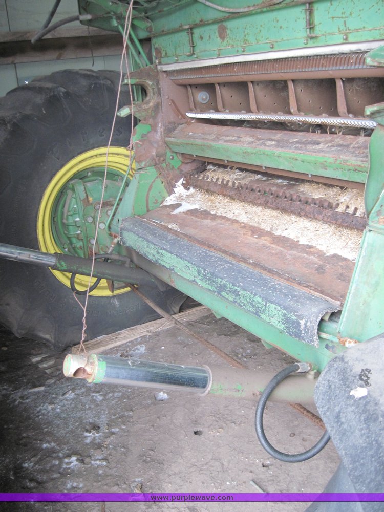 image for item 4471 1969 John Deere 105 combine