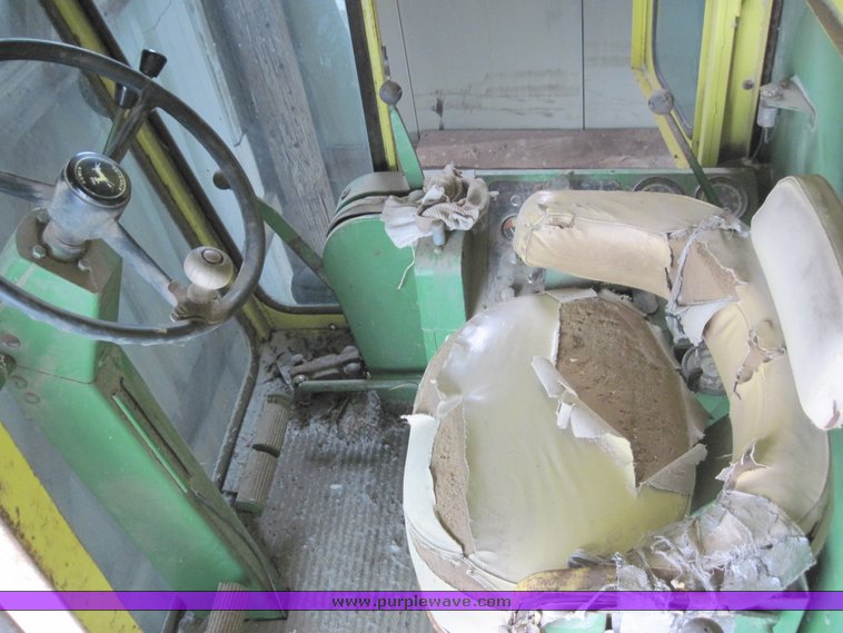 image for item 4471 1969 John Deere 105 combine