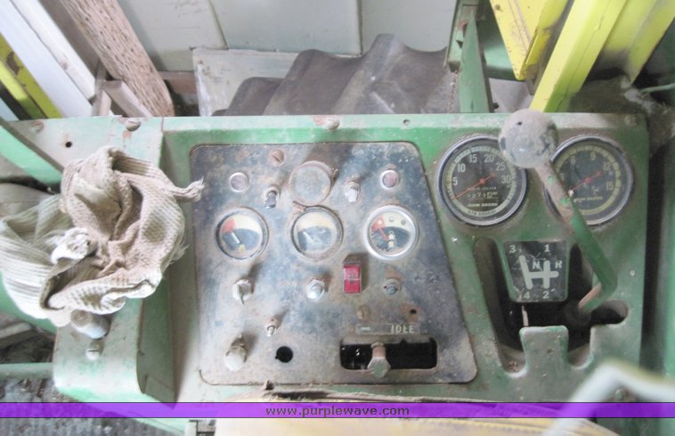 image for item 4471 1969 John Deere 105 combine