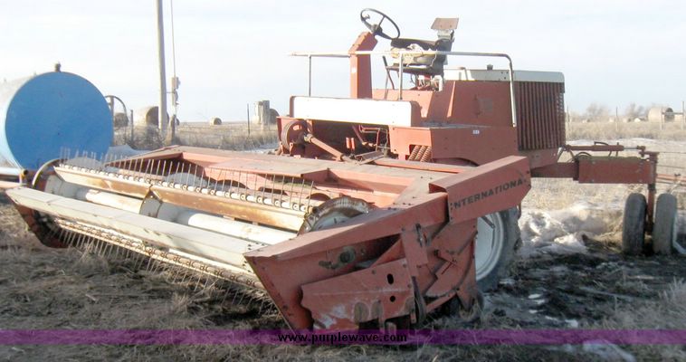 image for item 5300 International 375 self propelled swather
