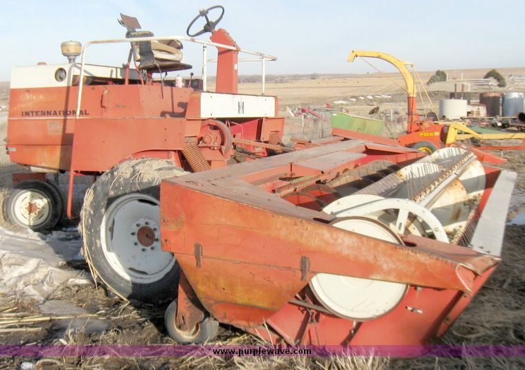 image for item 5300 International 375 self propelled swather