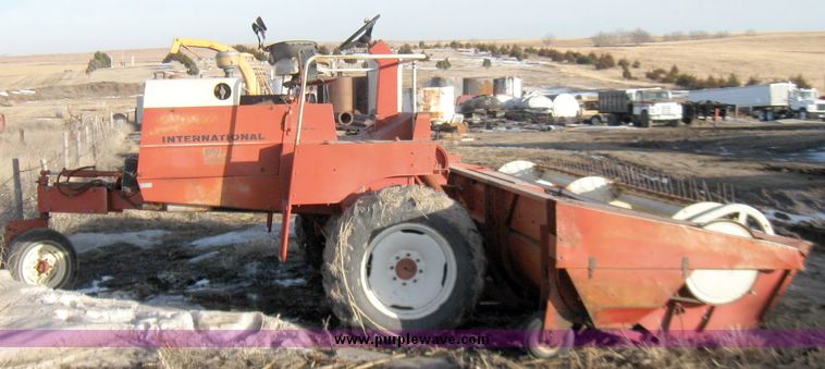 image for item 5300 International 375 self propelled swather