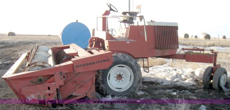 image for item 5300 International 375 self propelled swather
