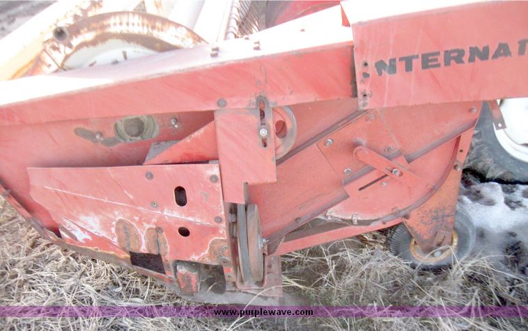 image for item 5300 International 375 self propelled swather