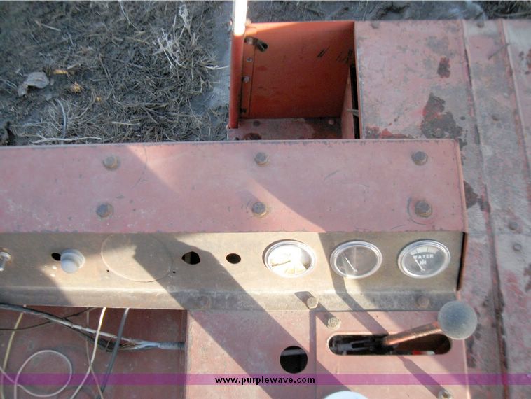 image for item 5300 International 375 self propelled swather