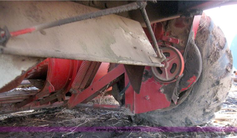 image for item 5300 International 375 self propelled swather