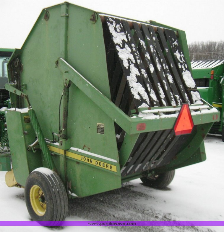 image for item 5335 John Deere 510 round baler