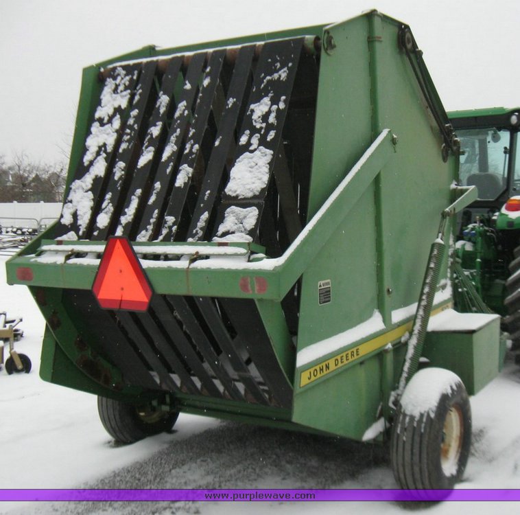 image for item 5335 John Deere 510 round baler