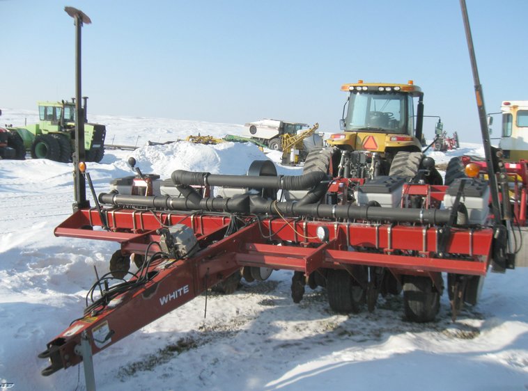 image for item 5337 White 6100 planter with 6900 inner row attachment