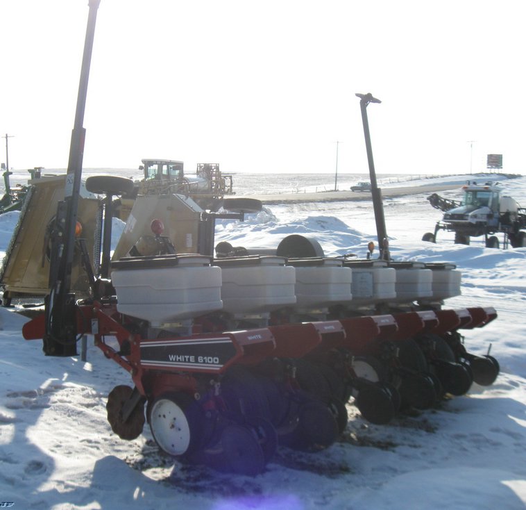 image for item 5337 White 6100 planter with 6900 inner row attachment