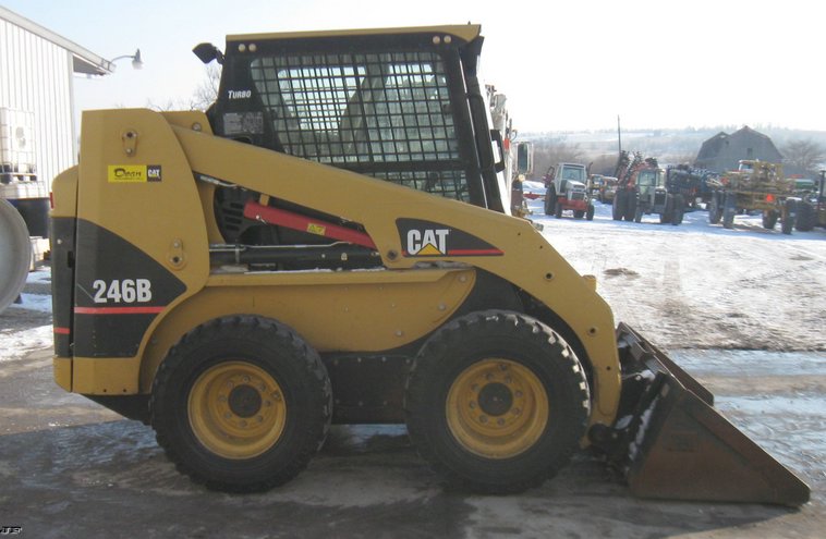 image for item 5338 2004 Caterpillar 246B skid steer