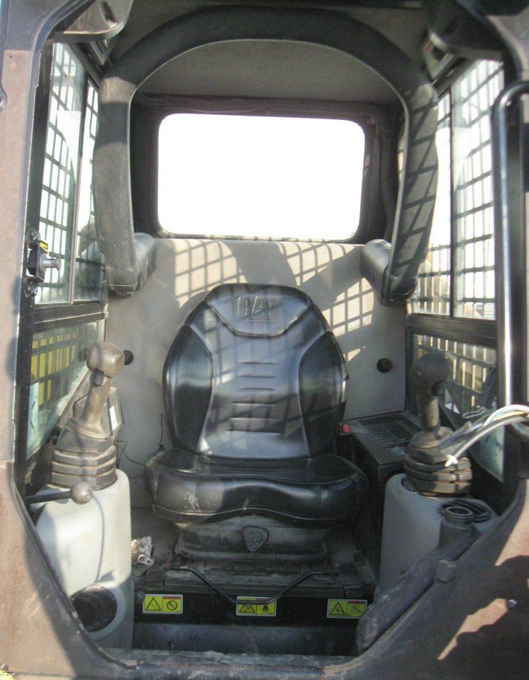 image for item 5338 2004 Caterpillar 246B skid steer