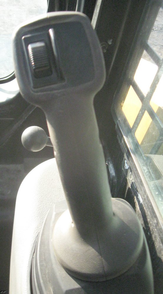 image for item 5338 2004 Caterpillar 246B skid steer