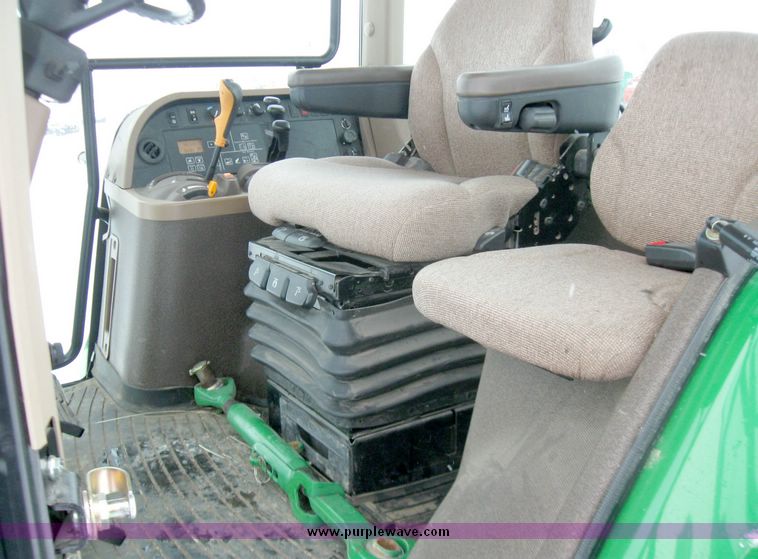 image for item 5441 2005 John Deere 7820 tractor