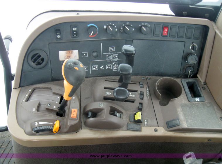 image for item 5441 2005 John Deere 7820 tractor