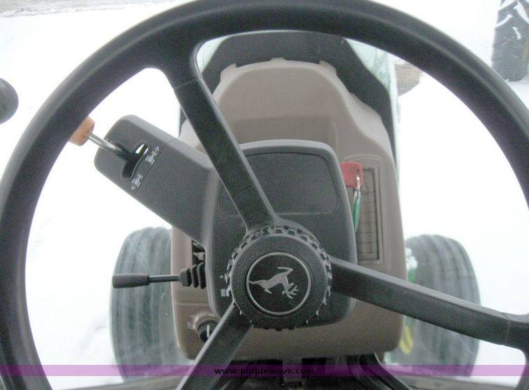 image for item 5441 2005 John Deere 7820 tractor