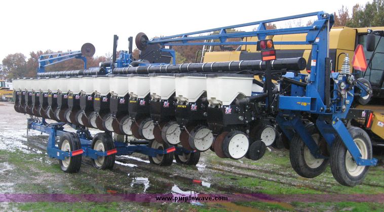 image for item 6399 2006 Kinze 3600 16-31 twin line edge vac planter