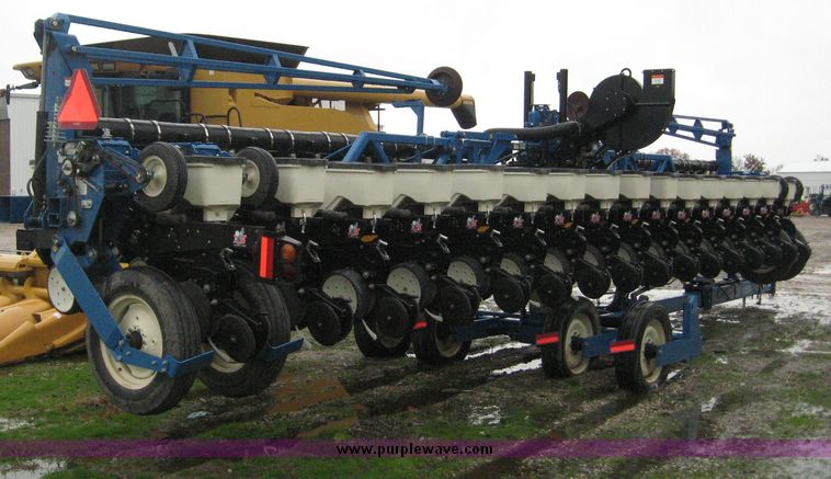 image for item 6399 2006 Kinze 3600 16-31 twin line edge vac planter