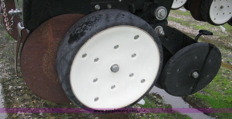 image for item 6399 2006 Kinze 3600 16-31 twin line edge vac planter