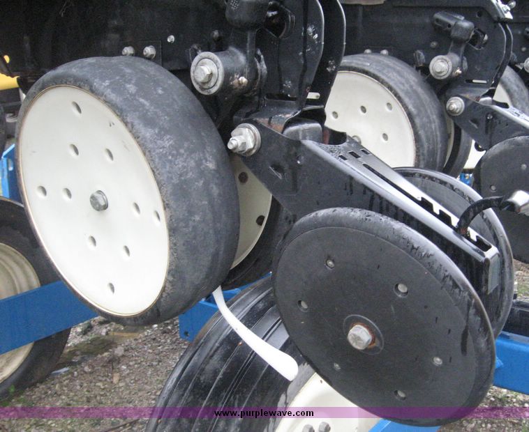 image for item 6399 2006 Kinze 3600 16-31 twin line edge vac planter