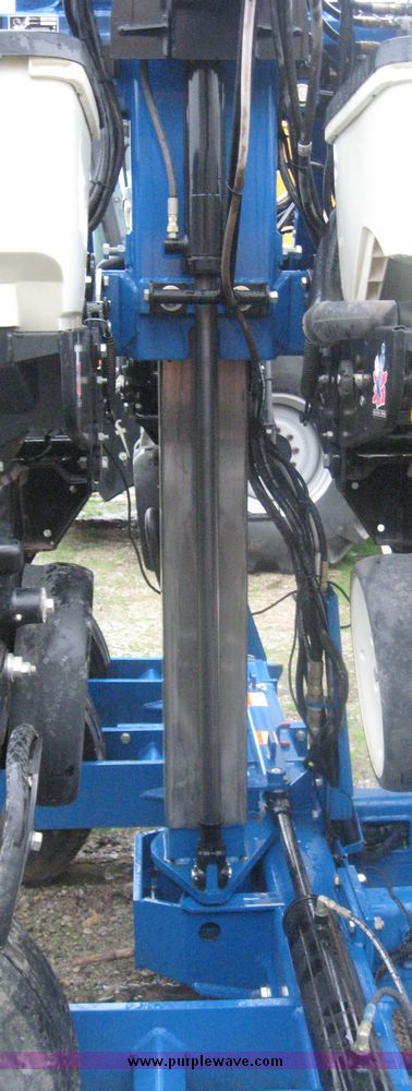 image for item 6399 2006 Kinze 3600 16-31 twin line edge vac planter